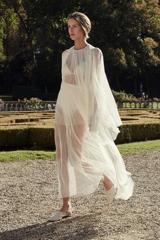 Η φετινή μόδα στα νυφικά -Χωρίς όγκο,λίγο boho, διαφορετικά από τα συνηθισμένα [εικόνες] | iefimerida.gr 18