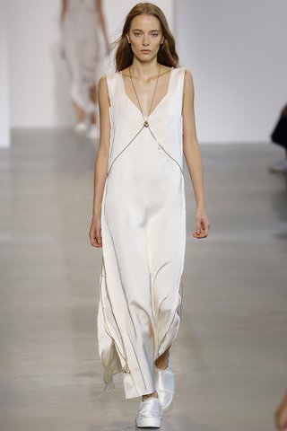 Η φετινή μόδα στα νυφικά -Χωρίς όγκο,λίγο boho, διαφορετικά από τα συνηθισμένα [εικόνες] | iefimerida.gr 3