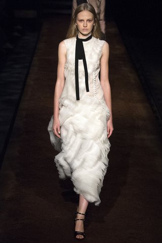 Η φετινή μόδα στα νυφικά -Χωρίς όγκο,λίγο boho, διαφορετικά από τα συνηθισμένα [εικόνες] | iefimerida.gr 7