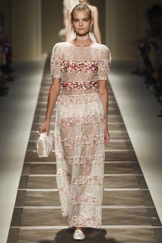 Η φετινή μόδα στα νυφικά -Χωρίς όγκο,λίγο boho, διαφορετικά από τα συνηθισμένα [εικόνες] | iefimerida.gr 8