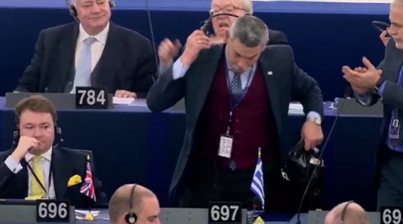 Απίστευτο: Ο Σουλτς πέταξε έξω από συνεδρίαση του Ευρωκοινοβουλίου ευρωβουλευτή της ΧΑ - «Αυτά σε εμένα δεν περνάνε» [βίντεο] | iefimerida.gr 4