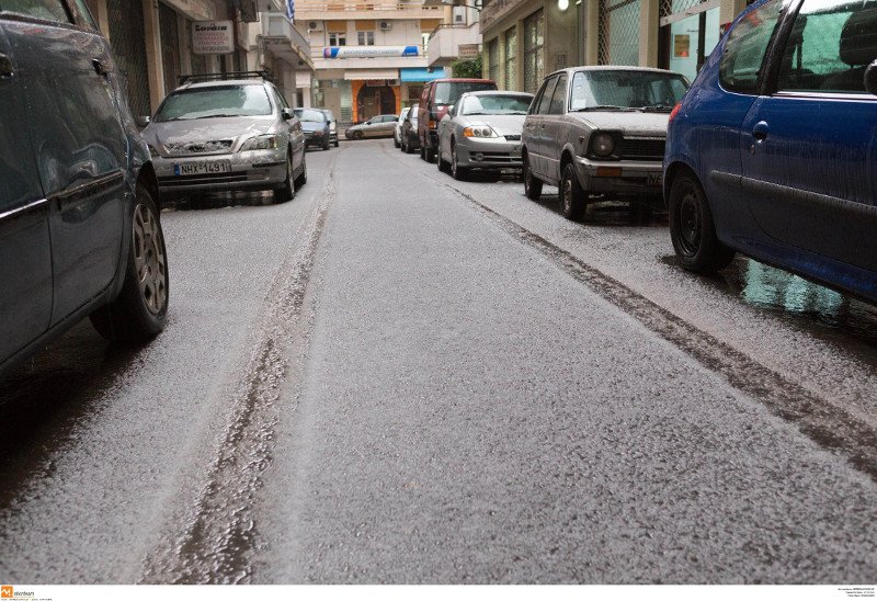 Το 'στρωσε... χαλάζι στη Θεσσαλονίκη -Ολα έγιναν λευκά [εικόνες & βίντεο] | iefimerida.gr 3