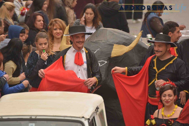 Χανιά: Η ξανθιά, χαμογελαστή βασίλισσα του Καρναβαλιού -Τράβηξε πάνω της όλα τα φλας [εικόνες] | iefimerida.gr 0
