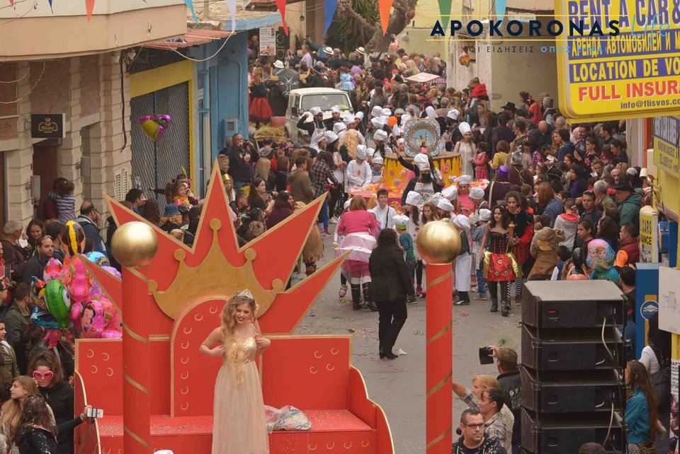 Χανιά: Η ξανθιά, χαμογελαστή βασίλισσα του Καρναβαλιού -Τράβηξε πάνω της όλα τα φλας [εικόνες] | iefimerida.gr 2