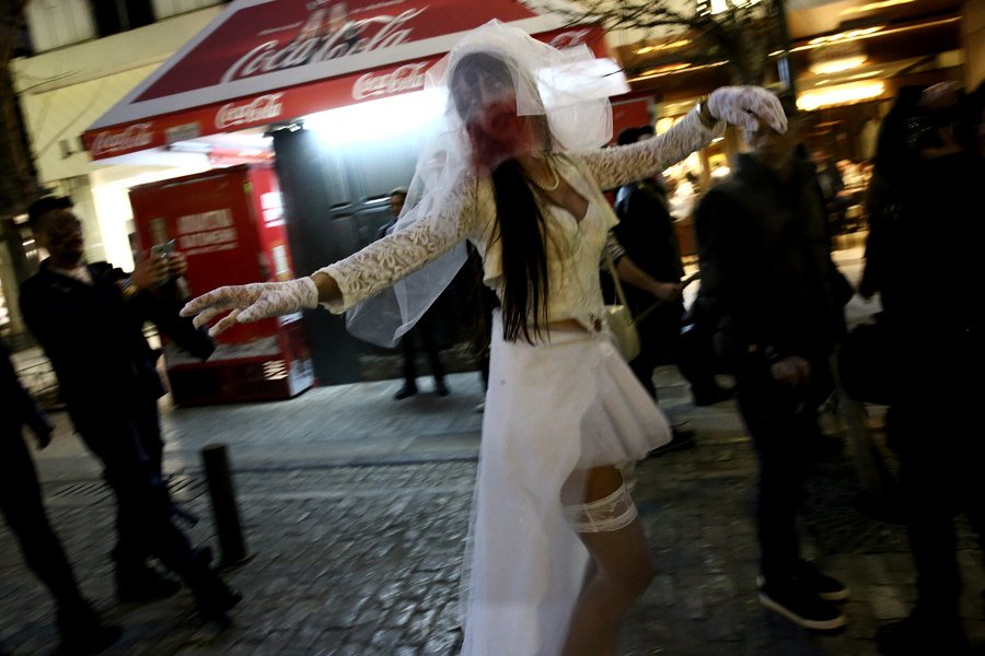 Ζόμπι βγήκαν στην Αθήνα -Μια διαφορετική παρέλαση [εικόνες] | iefimerida.gr 0