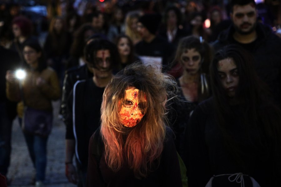 Ζόμπι βγήκαν στην Αθήνα -Μια διαφορετική παρέλαση [εικόνες] | iefimerida.gr 2