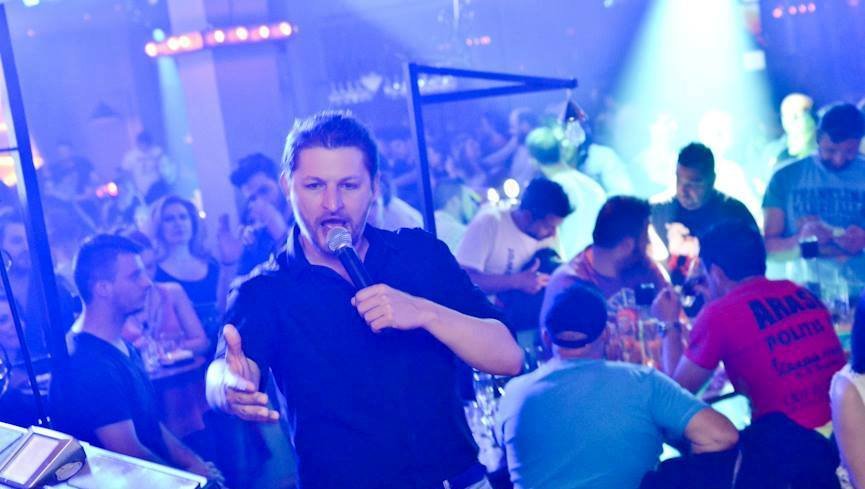 Γιώργος Ζάμπας: Το πρωί σύμβουλος Βούτση, το βράδυ τραγουδάει «Πιάσε το λεβιέ, κούνα το λεβιέ» [βίντεο] | iefimerida.gr 2