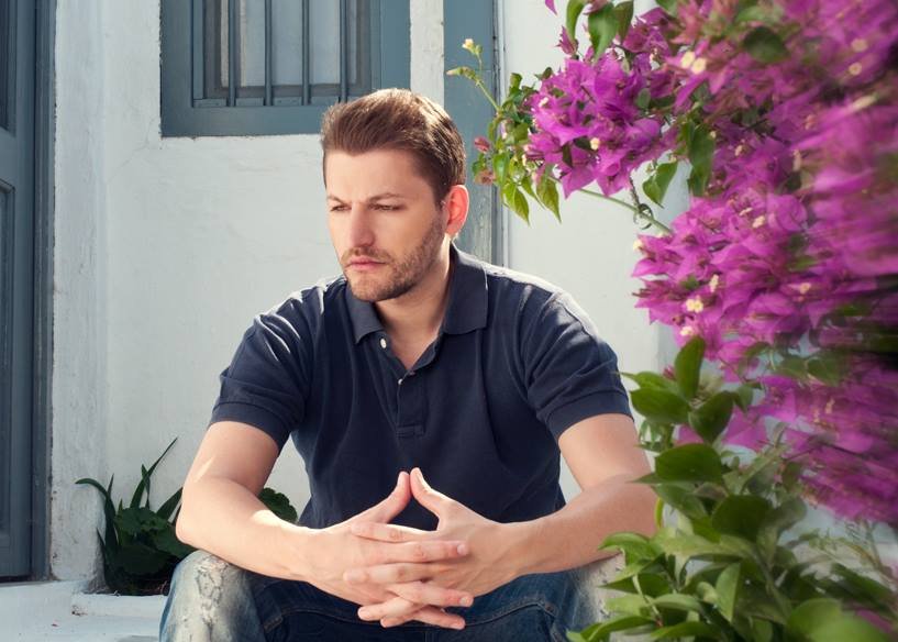 Γιώργος Ζάμπας: Το πρωί σύμβουλος Βούτση, το βράδυ τραγουδάει «Πιάσε το λεβιέ, κούνα το λεβιέ» [βίντεο] | iefimerida.gr 1