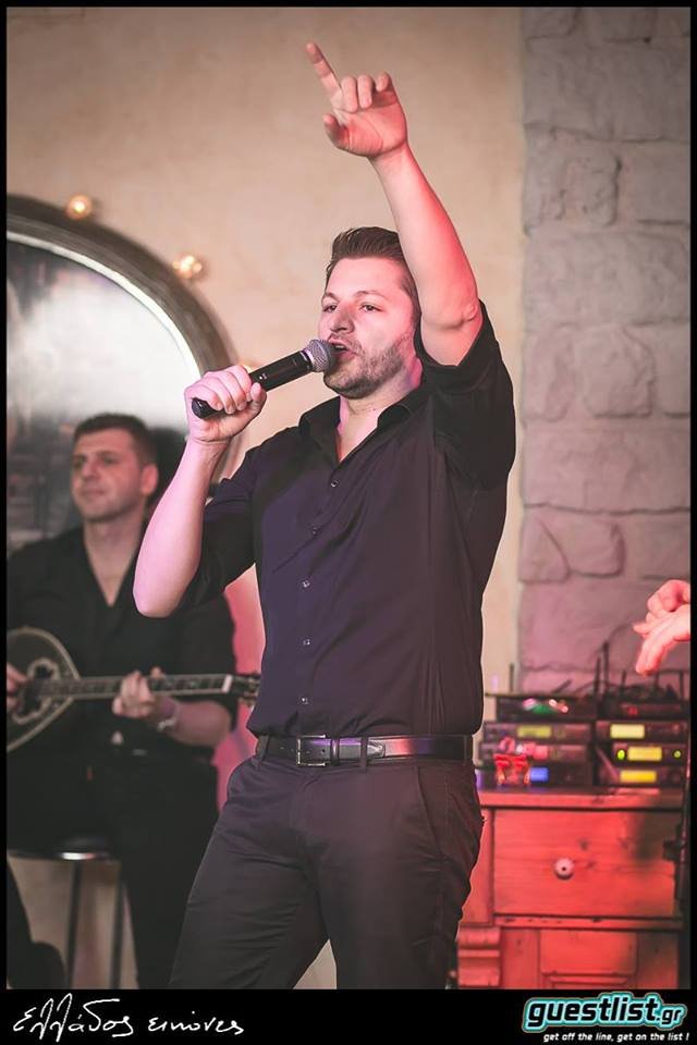 Γιώργος Ζάμπας: Το πρωί σύμβουλος Βούτση, το βράδυ τραγουδάει «Πιάσε το λεβιέ, κούνα το λεβιέ» [βίντεο] | iefimerida.gr 3