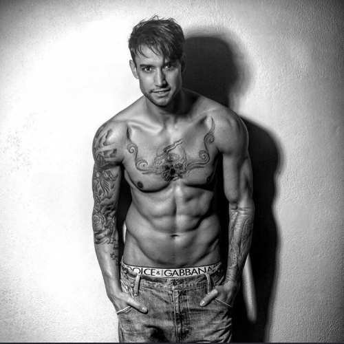 Ποιος είναι ο νεαρός καλλονός για τον οποίο «βουρλίζεται» η Αντζελα στη διαφήμιση viral [εικόνες] | iefimerida.gr 7