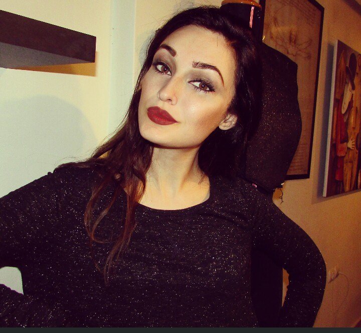 Η καλλονή εγγονή της Τασσώς Καββαδία σχεδιάζει ρούχα! [εικόνες] | iefimerida.gr 3