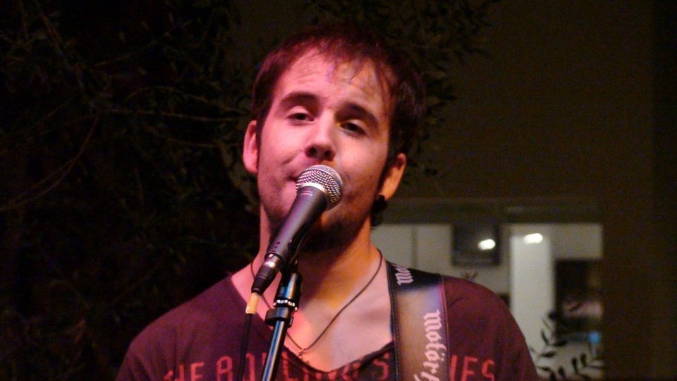 Αυτός είναι ο μικρότερος αδελφός του Σάκη Ρουβά -Τραγουδάει και αυτός [εικόνες] | iefimerida.gr 6