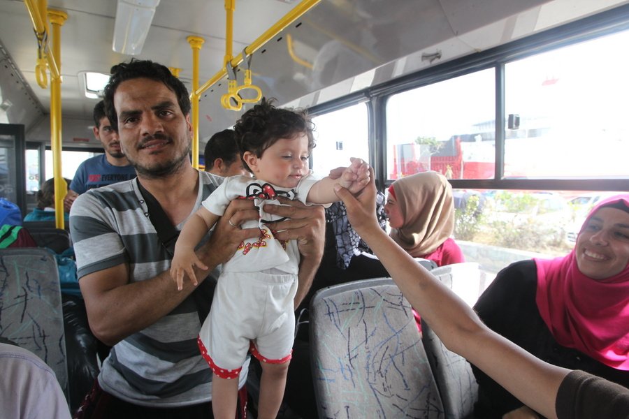 Ξεκίνησαν να στέλνουν πρόσφυγες σε κατασκηνώσεις - Οι πρώτοι 65 στον Αγ. Ανδρέα [εικόνες]  | iefimerida.gr 2