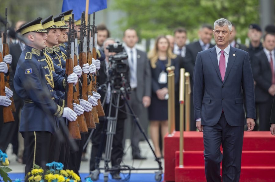 Ο Θάτσι ορκίστηκε νέος Πρόεδρος της Δημοκρατίας στο Κόσοβο υπό βροχή δακρυγόνων [εικόνες] | iefimerida.gr 2