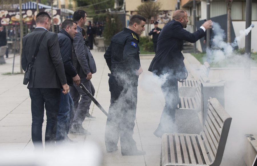 Ο Θάτσι ορκίστηκε νέος Πρόεδρος της Δημοκρατίας στο Κόσοβο υπό βροχή δακρυγόνων [εικόνες] | iefimerida.gr 1