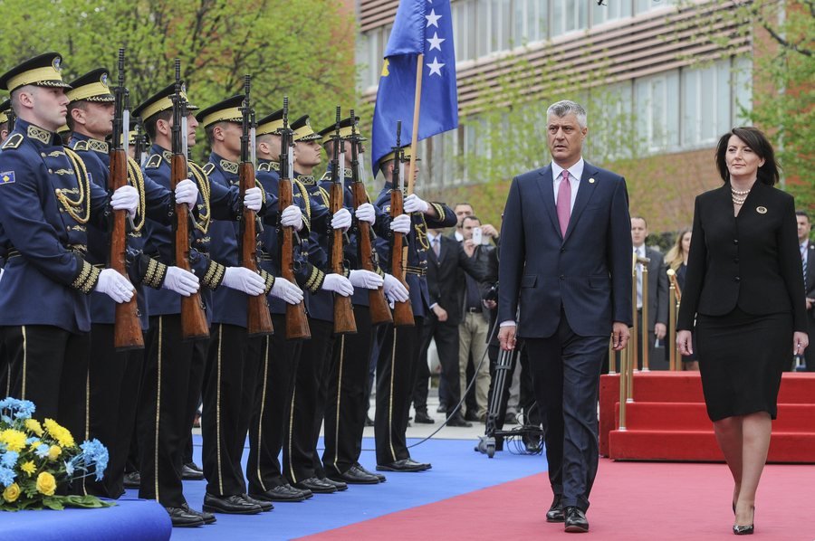 Ο Θάτσι ορκίστηκε νέος Πρόεδρος της Δημοκρατίας στο Κόσοβο υπό βροχή δακρυγόνων [εικόνες] | iefimerida.gr 0