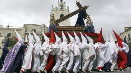 Πάσχα στην Ευρώπη: Θάβουν αβγά, τριγυρνάνε ξυπόλητοι και παίζουν μπουγέλο [εικόνες] | iefimerida.gr 1