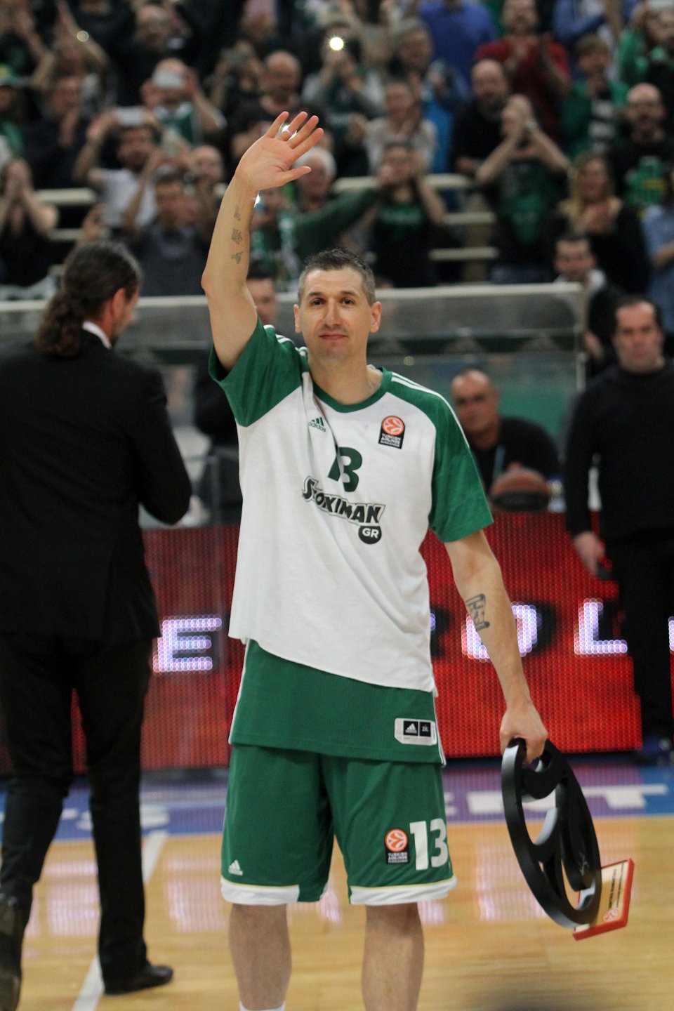 Σείστηκε το ΟΑΚΑ από 20.000 οπαδούς του ΠΑΟ για τον Διαμαντίδη – Συγκίνηση στη βράβευση του [εικόνες&βίντεο] | iefimerida.gr 0