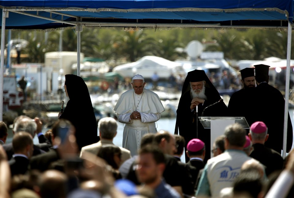 Συγκινητικές στιγμές στην ιστορική επίσκεψη του Πάπα στη Λέσβο | iefimerida.gr 15