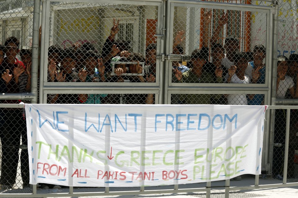 Συγκινητικές στιγμές στην ιστορική επίσκεψη του Πάπα στη Λέσβο | iefimerida.gr 14