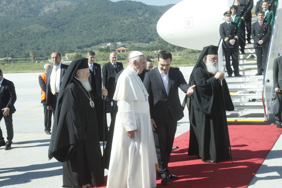 Συγκινητικές στιγμές στην ιστορική επίσκεψη του Πάπα στη Λέσβο | iefimerida.gr 2