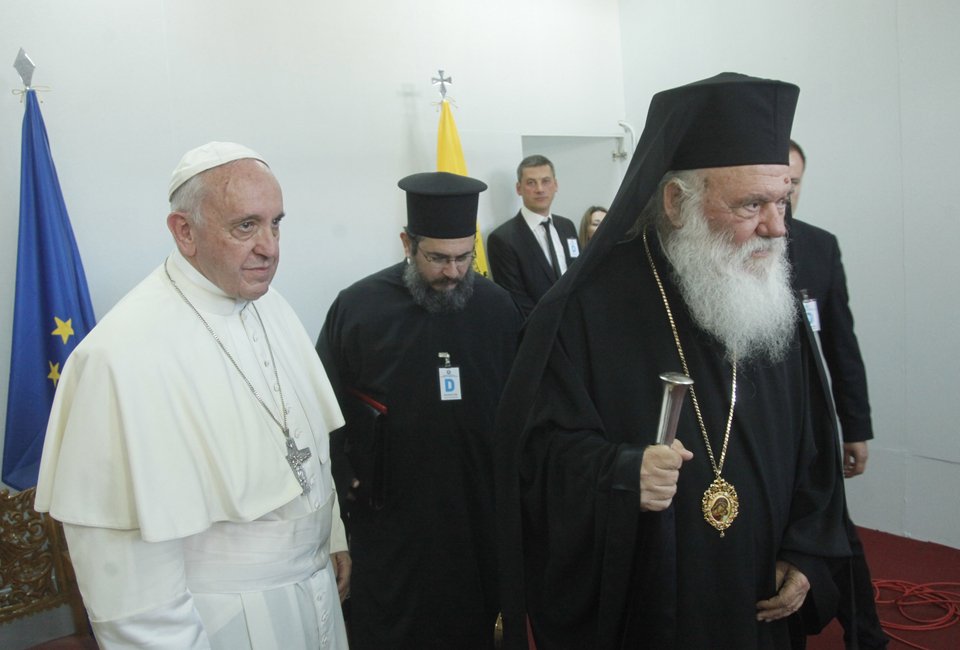 Συγκινητικές στιγμές στην ιστορική επίσκεψη του Πάπα στη Λέσβο | iefimerida.gr 0