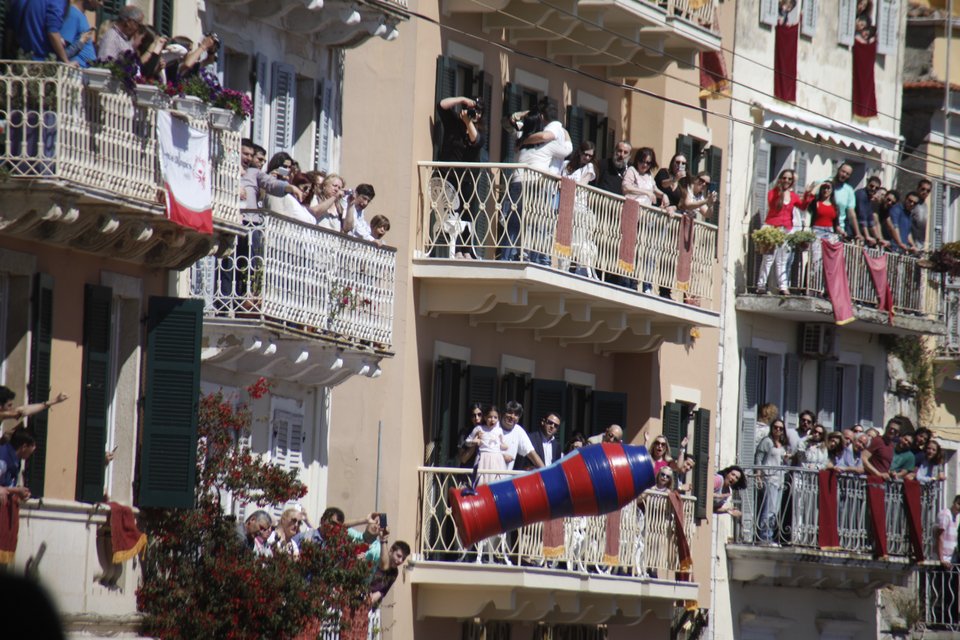 Η Κέρκυρα το γιορτάζει: Εσπασαν χιλιάδες μπότηδες στη Σπιανάδα [εικόνες] | iefimerida.gr 0