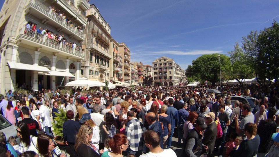 Η Κέρκυρα το γιορτάζει: Εσπασαν χιλιάδες μπότηδες στη Σπιανάδα [εικόνες] | iefimerida.gr 4