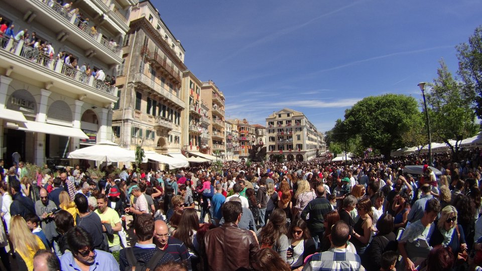 Η Κέρκυρα το γιορτάζει: Εσπασαν χιλιάδες μπότηδες στη Σπιανάδα [εικόνες] | iefimerida.gr 3