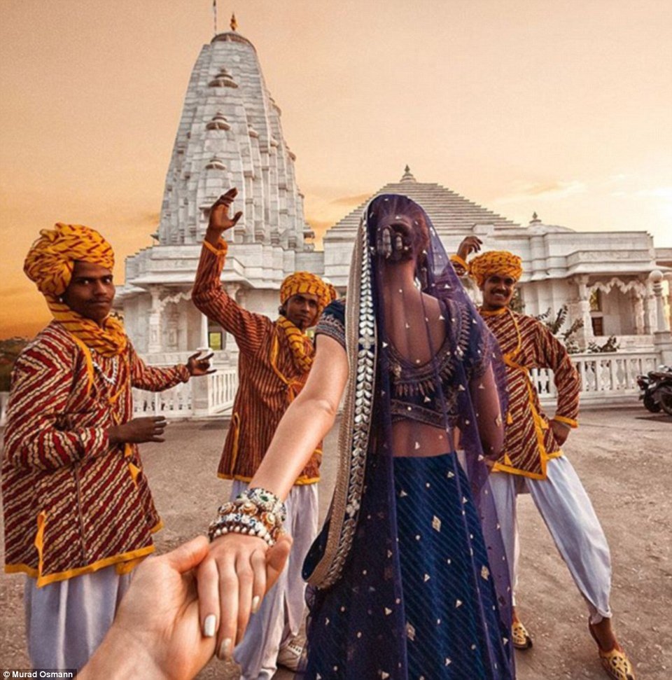 Η μούσα που δείχνει μόνο πλάτη ενώ ο άντρας της την κρατά από το χέρι -Ετσι βγήκαν οι φωτογραφίες που έγιναν το απόλυτο viral [εικόνες] | iefimerida.gr 1