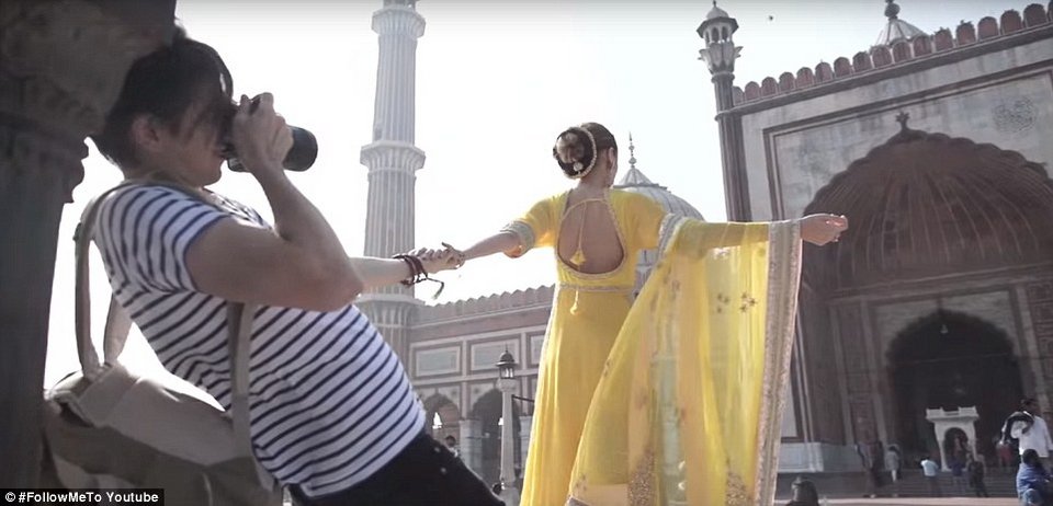 Η μούσα που δείχνει μόνο πλάτη ενώ ο άντρας της την κρατά από το χέρι -Ετσι βγήκαν οι φωτογραφίες που έγιναν το απόλυτο viral [εικόνες] | iefimerida.gr 8