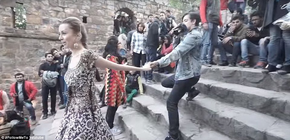 Η μούσα που δείχνει μόνο πλάτη ενώ ο άντρας της την κρατά από το χέρι -Ετσι βγήκαν οι φωτογραφίες που έγιναν το απόλυτο viral [εικόνες] | iefimerida.gr 0