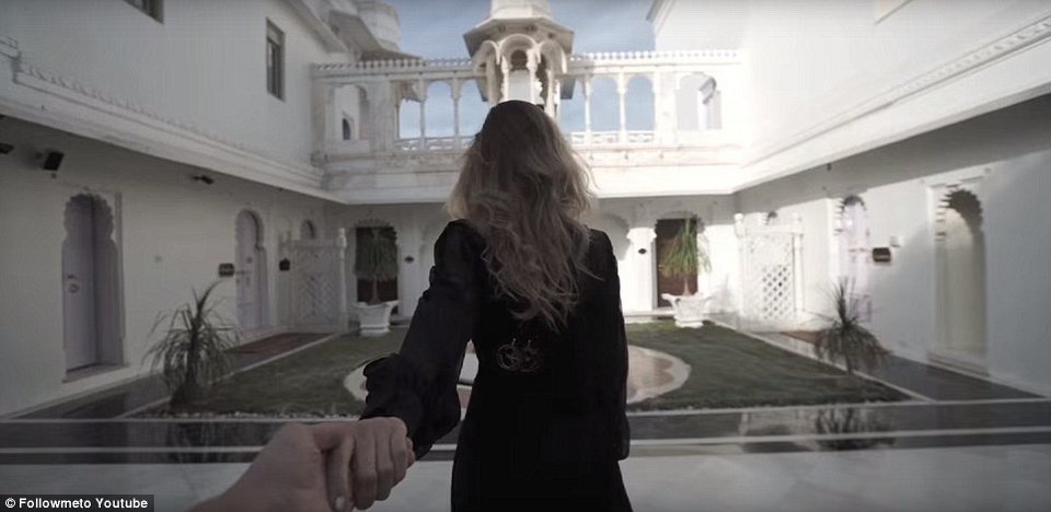 Η μούσα που δείχνει μόνο πλάτη ενώ ο άντρας της την κρατά από το χέρι -Ετσι βγήκαν οι φωτογραφίες που έγιναν το απόλυτο viral [εικόνες] | iefimerida.gr 2