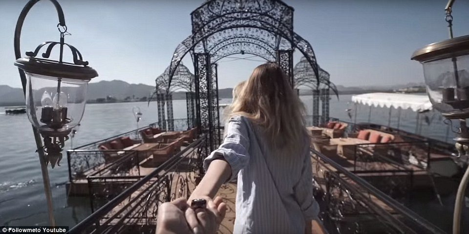 Η μούσα που δείχνει μόνο πλάτη ενώ ο άντρας της την κρατά από το χέρι -Ετσι βγήκαν οι φωτογραφίες που έγιναν το απόλυτο viral [εικόνες] | iefimerida.gr 4