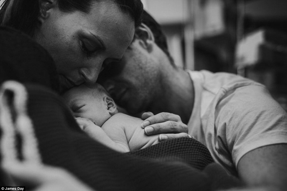 Σπαρακτικά καρέ: Φωτογράφισαν τις τελευταίες στιγμές του νεογέννητου μωρού τους [εικόνες & βίντεο] | iefimerida.gr 8