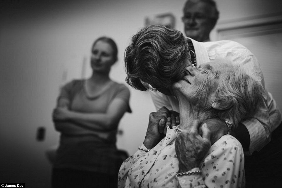 Σπαρακτικά καρέ: Φωτογράφισαν τις τελευταίες στιγμές του νεογέννητου μωρού τους [εικόνες & βίντεο] | iefimerida.gr 14