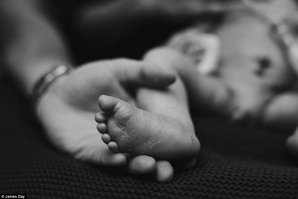 Σπαρακτικά καρέ: Φωτογράφισαν τις τελευταίες στιγμές του νεογέννητου μωρού τους [εικόνες & βίντεο] | iefimerida.gr 9