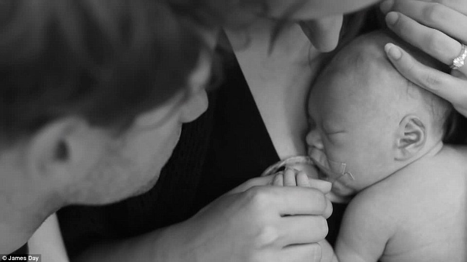 Σπαρακτικά καρέ: Φωτογράφισαν τις τελευταίες στιγμές του νεογέννητου μωρού τους [εικόνες & βίντεο] | iefimerida.gr 6