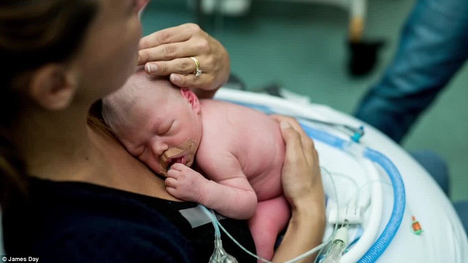 Σπαρακτικά καρέ: Φωτογράφισαν τις τελευταίες στιγμές του νεογέννητου μωρού τους [εικόνες & βίντεο] | iefimerida.gr 3