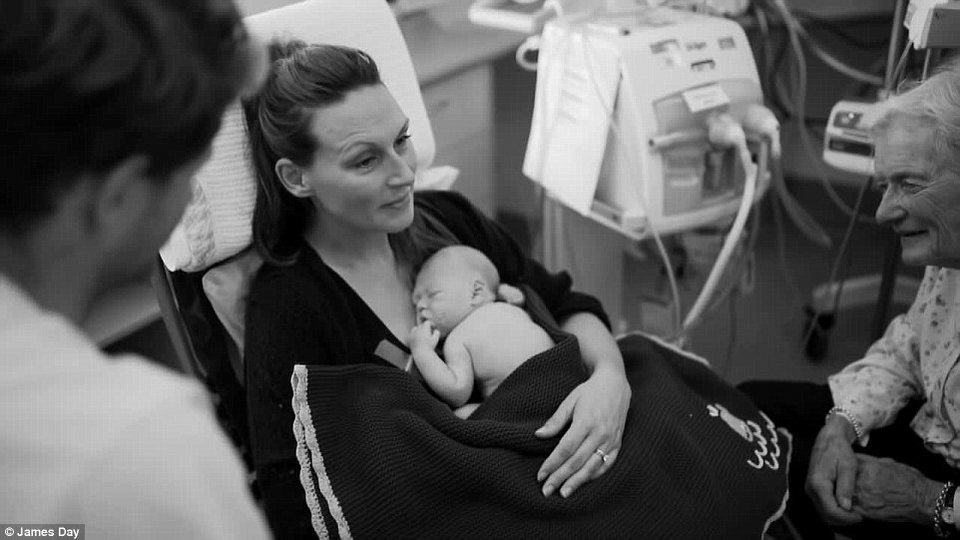 Σπαρακτικά καρέ: Φωτογράφισαν τις τελευταίες στιγμές του νεογέννητου μωρού τους [εικόνες & βίντεο] | iefimerida.gr 2