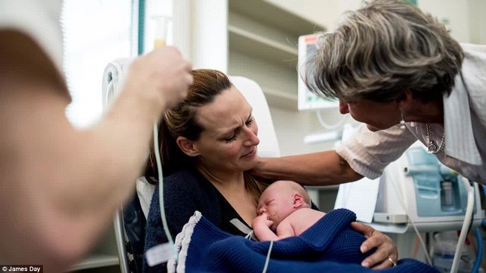 Σπαρακτικά καρέ: Φωτογράφισαν τις τελευταίες στιγμές του νεογέννητου μωρού τους [εικόνες & βίντεο] | iefimerida.gr 10