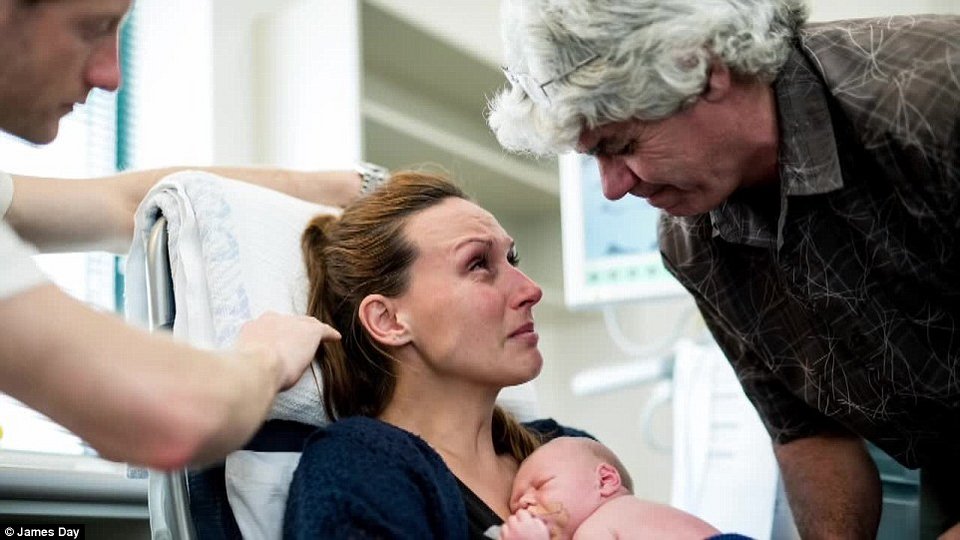 Σπαρακτικά καρέ: Φωτογράφισαν τις τελευταίες στιγμές του νεογέννητου μωρού τους [εικόνες & βίντεο] | iefimerida.gr 11