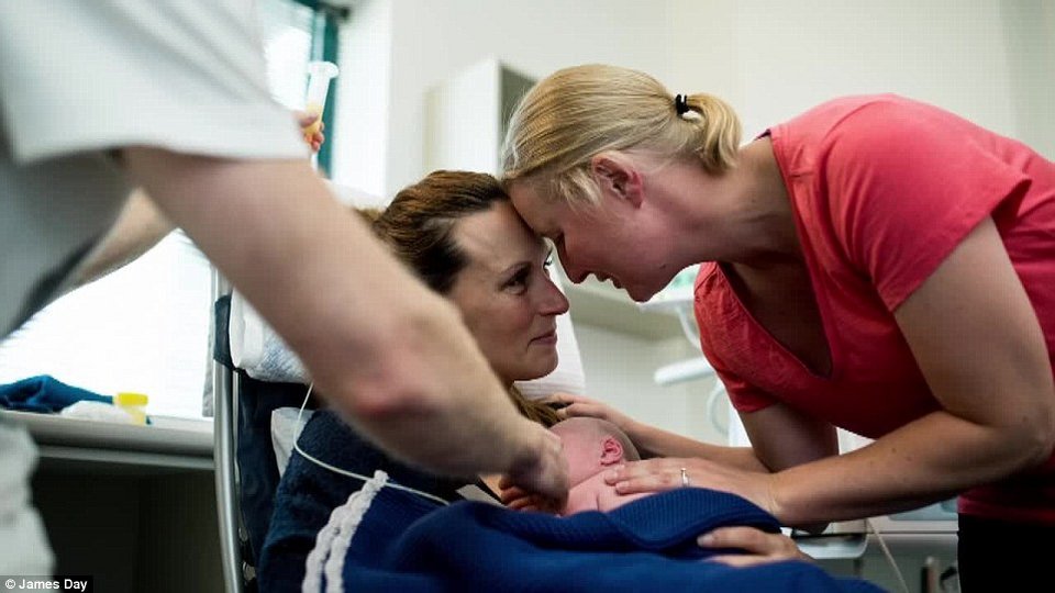 Σπαρακτικά καρέ: Φωτογράφισαν τις τελευταίες στιγμές του νεογέννητου μωρού τους [εικόνες & βίντεο] | iefimerida.gr 12