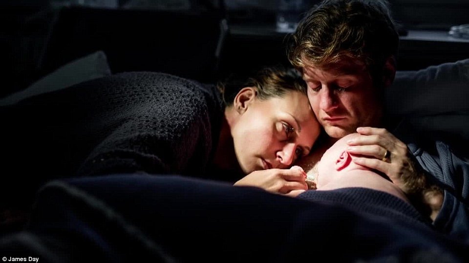 Σπαρακτικά καρέ: Φωτογράφισαν τις τελευταίες στιγμές του νεογέννητου μωρού τους [εικόνες & βίντεο] | iefimerida.gr 0