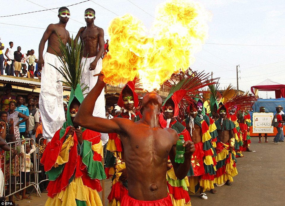 Καρναβάλι με χορούς πολέμου, αναπαραστάσεις βίας και ημίγυμνες γυναίκες [εικόνες] | iefimerida.gr 4