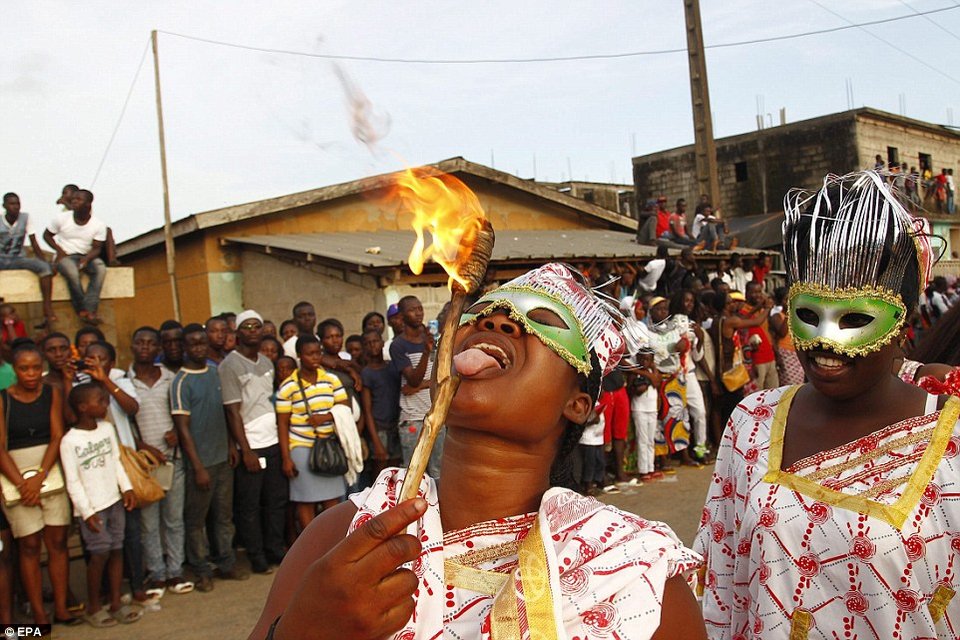 Καρναβάλι με χορούς πολέμου, αναπαραστάσεις βίας και ημίγυμνες γυναίκες [εικόνες] | iefimerida.gr 9