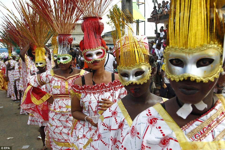 Καρναβάλι με χορούς πολέμου, αναπαραστάσεις βίας και ημίγυμνες γυναίκες [εικόνες] | iefimerida.gr 6