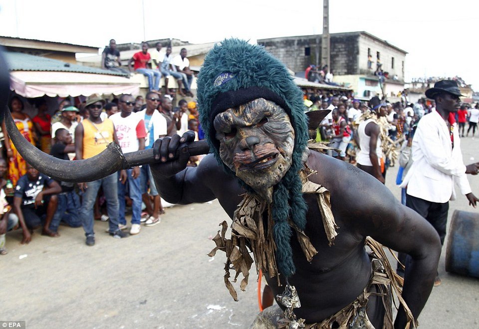 Καρναβάλι με χορούς πολέμου, αναπαραστάσεις βίας και ημίγυμνες γυναίκες [εικόνες] | iefimerida.gr 10