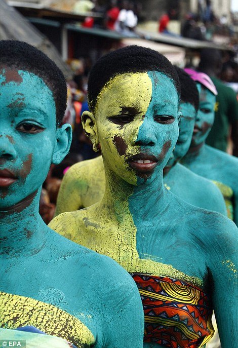 Καρναβάλι με χορούς πολέμου, αναπαραστάσεις βίας και ημίγυμνες γυναίκες [εικόνες] | iefimerida.gr 8