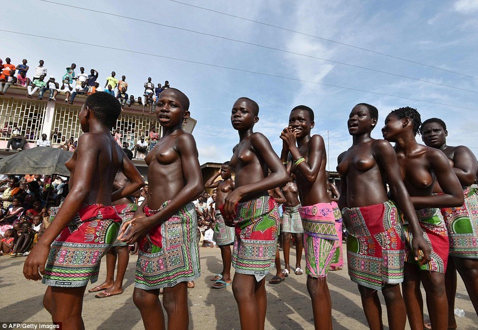 Καρναβάλι με χορούς πολέμου, αναπαραστάσεις βίας και ημίγυμνες γυναίκες [εικόνες] | iefimerida.gr 3
